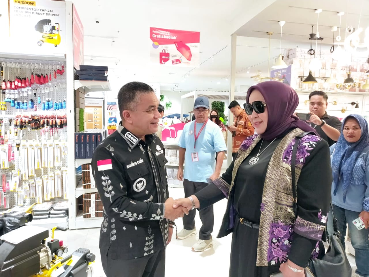 Owner Vinar Permata Catering Service Dr. Hj. Kartini Malarangan, S.H, M.H, (kanan), bertemu dengan Wali Kota Palu Hadianto Rasyid, disela-sela Grand Opening Living Plaza Palu, Kamis (5/6/2025) pagi.