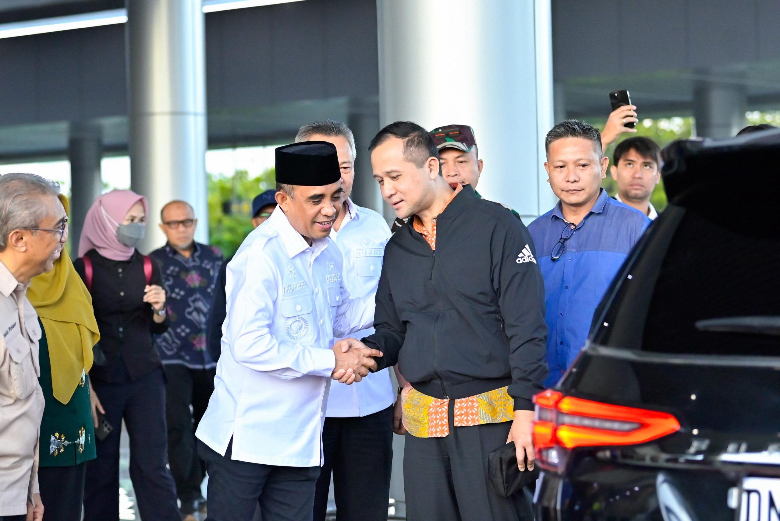 Menteri Transmigrasi disambut langsung oleh Gubernur Sulawesi Tengah Dr. H. Anwar Hafid, M.Si, dan Wakil Gubernur dr. Reny A. Lamadjido, Sp.PK, M.Kes di Bandara Mutiara SIS Al-Jufrie Palu.