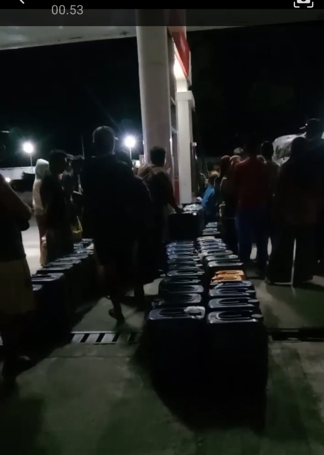 Tanpak terlihat jejeran antrian panjang Jergen di waktu tengah malam lokasi SPBU Ampibabo Utara, Jumat (6/6/2025) dinihari. FOTO: IST