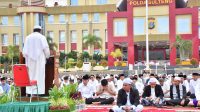 saat ribuan warga melaksanakan Shalat Idul Adha 1446 Hijriah, Jumat (6/6/2025). Lapangan utama Mapolda itu menjadi tempat ibadah terbuka sejak dini hari.