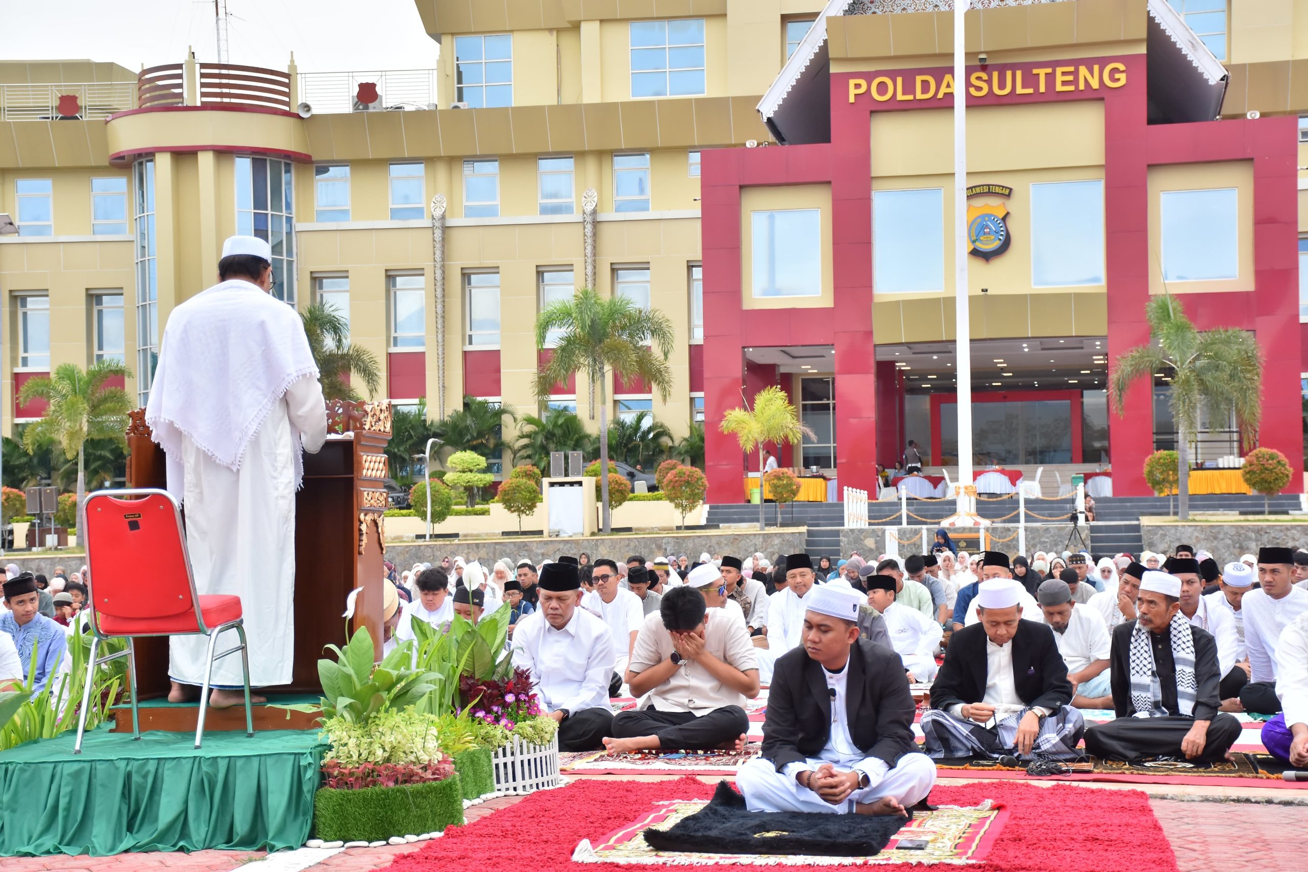 saat ribuan warga melaksanakan Shalat Idul Adha 1446 Hijriah, Jumat (6/6/2025). Lapangan utama Mapolda itu menjadi tempat ibadah terbuka sejak dini hari.