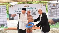 Kapolda Sulawesi Tengah (Sulteng) Irjen Pol. Dr. Agus Nugroho secara simbolis menyerahkan hewan qurban kepada panitia penyembelihan hewan qurban Masjid Ar Rahman Polda Sulteng, Jumat (6/6/2025)