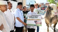 Gubernur Sulawesi Tengah Dr H Anwar Hafid, secara simbolis menyerahkan bantuan hewan kurban.
