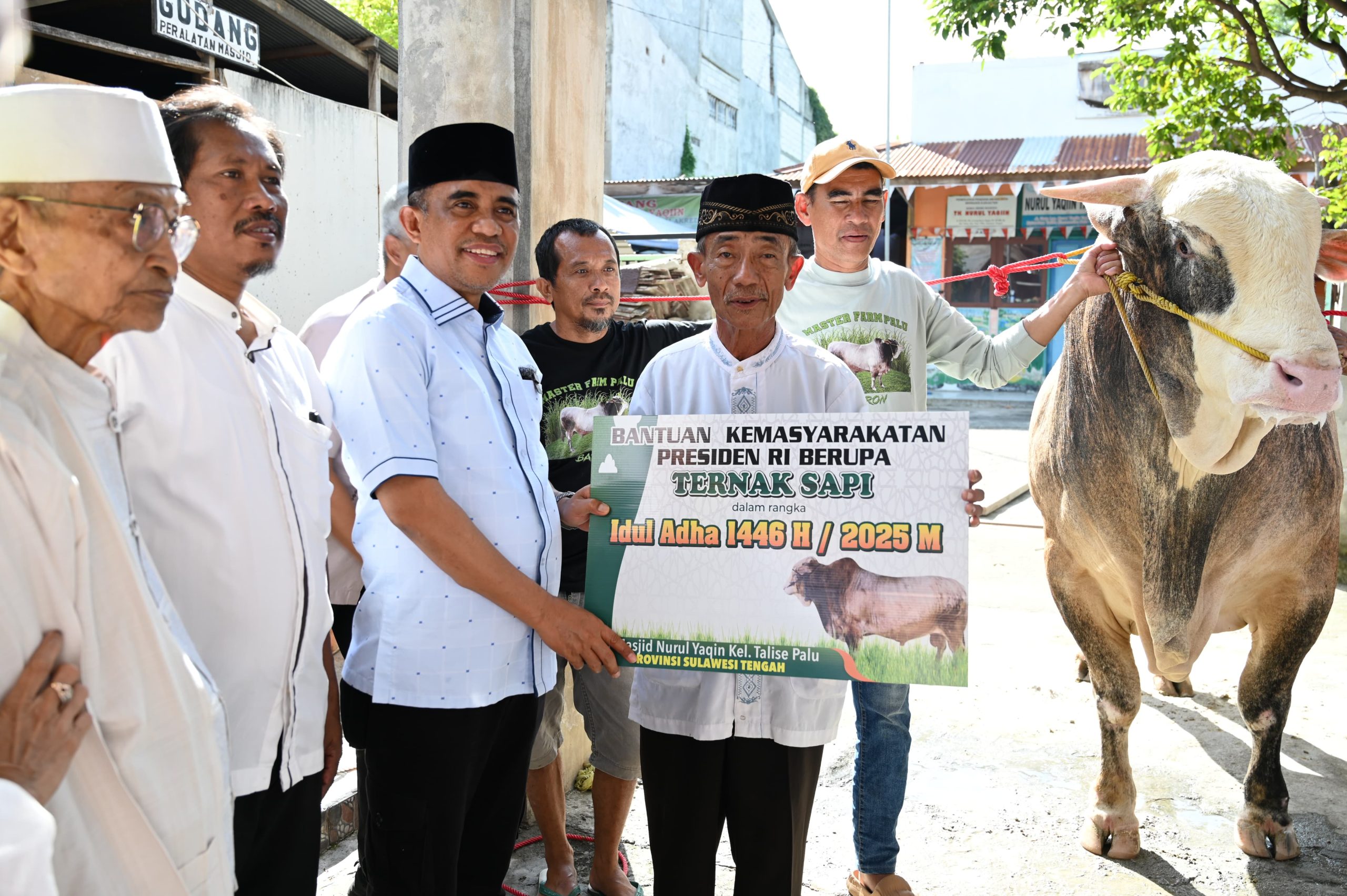 Gubernur Sulawesi Tengah Dr H Anwar Hafid, secara simbolis menyerahkan bantuan hewan kurban.