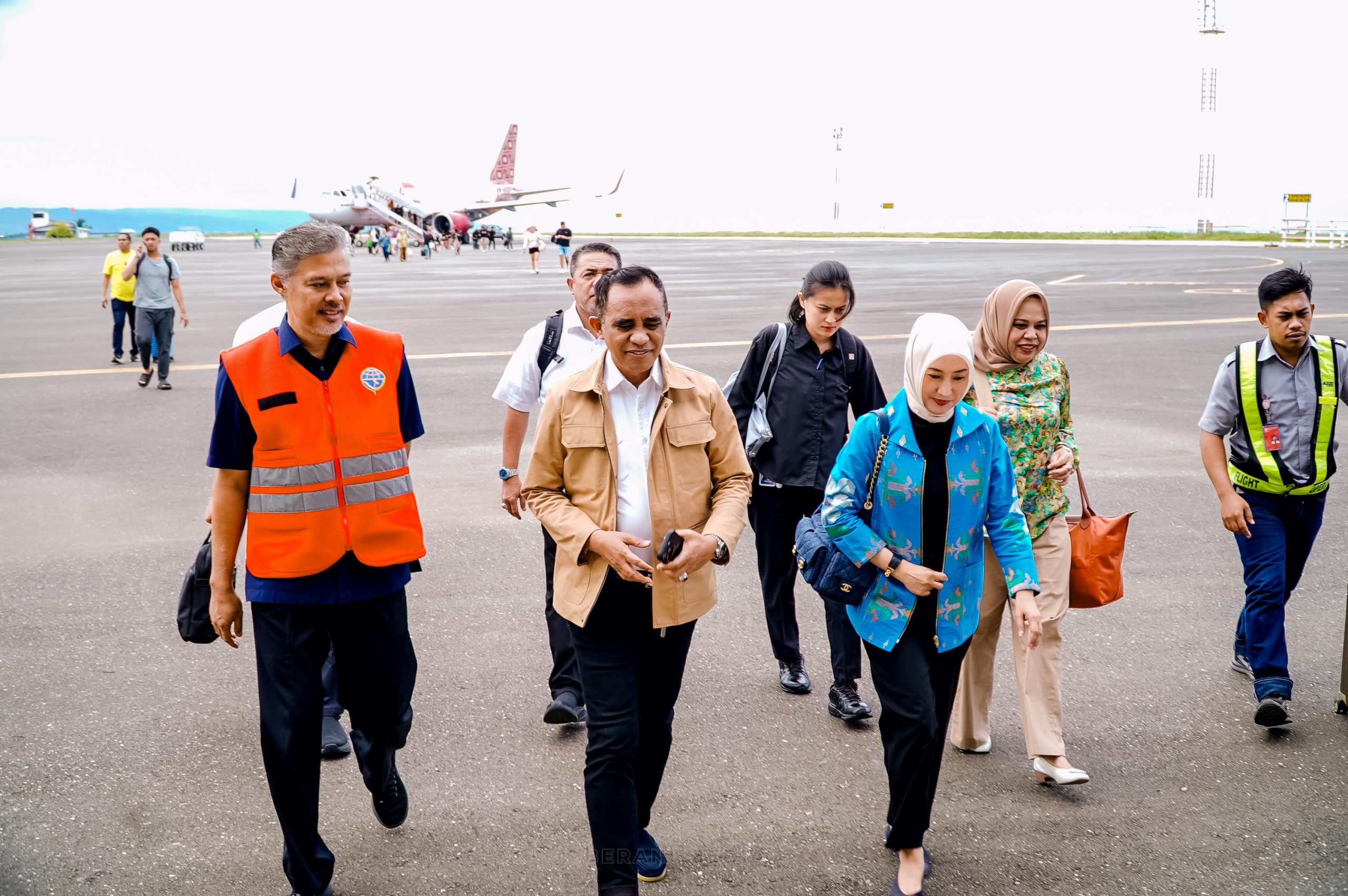 Gubernur Sulawesi Tengah, Dr. H. Anwar Hafid, bersama Ketua Tim Penggerak PKK Provinsi, Ir. Sry Nirwanti Bahasoan, tiba di Kabupaten Banggai dalam rangka menghadiri Tabliq Akbar Majelis Hubbul Wathan Al-Mawaddah yang digelar di Lapangan Desa Piondo, Kecamatan Toili Jaya.