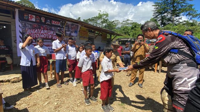 Satgas Operasi Madago Raya menggandeng Bhayangkara Tadulako Offroader (BTOF) Sulteng dan Palu Trail Community (Patrac) untuk menggelar kegiatan Makan Bergizi Gratis (MBG) Mandiri di SDN Terpencil Manggalapi, Desa Sausu Salubanga, Kabupaten Parigi Moutong, Sulawesi Tengah, Minggu (8/6/2025).