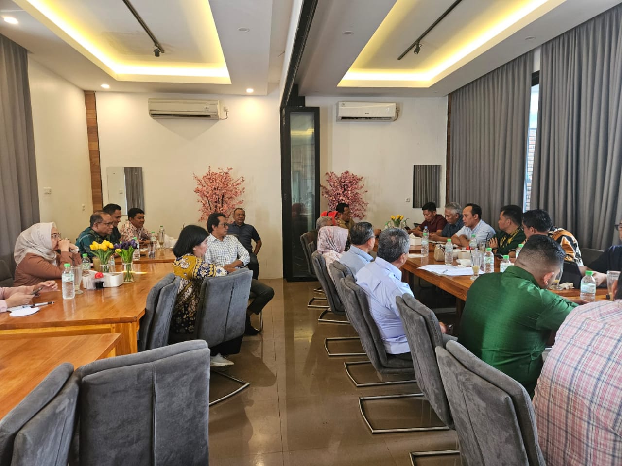 Rapat Final Check sekaligus sosialisasi peluang kerja, penandatanganan Nota Kesepahaman (MoU), serta deklarasi pencegahan pekerja migran Indonesia ilegal dan anti Tindak Pidana Perdagangan Orang (TPPO), yang berlangsung di Rumah Makan Sidrap, Jalan Sutoyo No. 36, Bumi Nyiur, Palu, pada Senin (9/6/2025).