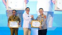 Gubernur Sulawesi Tengah, Anwar Hafid dan Kapolda Sulawesi Tengah, Irjen Pol. Dr. Agus Nugroho, menerima penghargaan bergengsi dari Menteri Perlindungan Pekerja Migran Indonesia (PPMI), Abdul Kadir Kading