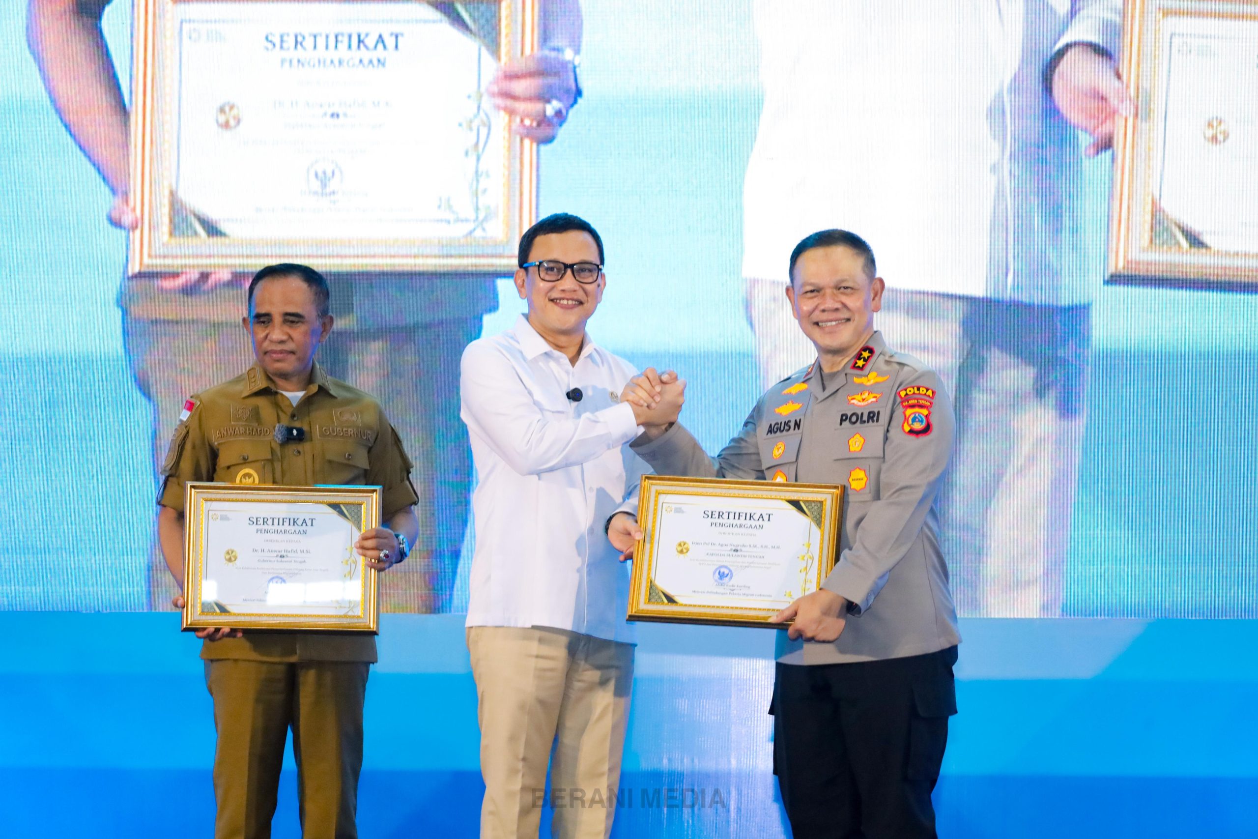 Gubernur Sulawesi Tengah, Anwar Hafid dan Kapolda Sulawesi Tengah, Irjen Pol. Dr. Agus Nugroho, menerima penghargaan bergengsi dari Menteri Perlindungan Pekerja Migran Indonesia (PPMI), Abdul Kadir Kading