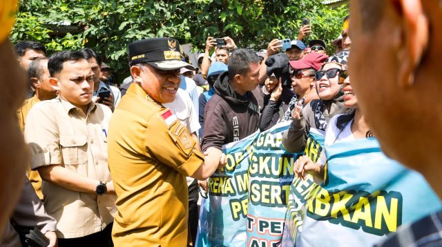 Gubernur Sulawesi Tengah Dr H Anwar Hafid langsung di lokasi aksi damai warga