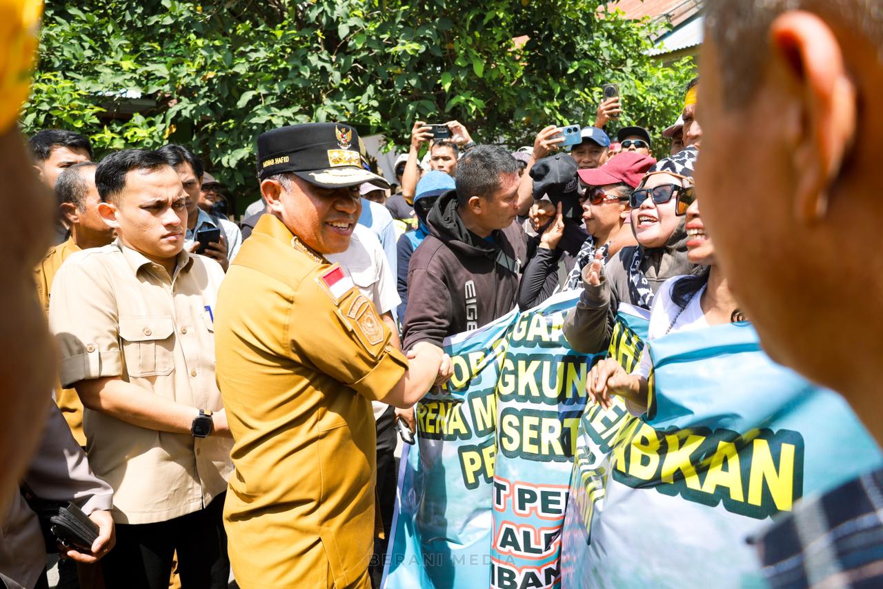 Gubernur Sulawesi Tengah Dr H Anwar Hafid langsung di lokasi aksi damai warga