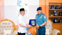Gubernur Sulawesi Tengah, Anwar Hafid, menerima audiensi Komandan Pangkalan TNI Angkatan Laut (Lanal) Palu, Kolonel Laut (P) Marthinus Sir, berserat rombongan di ruang kerjanya pada Rabu (11/6/2025).