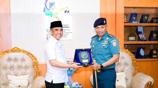 Gubernur Sulawesi Tengah, Anwar Hafid, menerima audiensi Komandan Pangkalan TNI Angkatan Laut (Lanal) Palu, Kolonel Laut (P) Marthinus Sir, berserat rombongan di ruang kerjanya pada Rabu (11/6/2025).