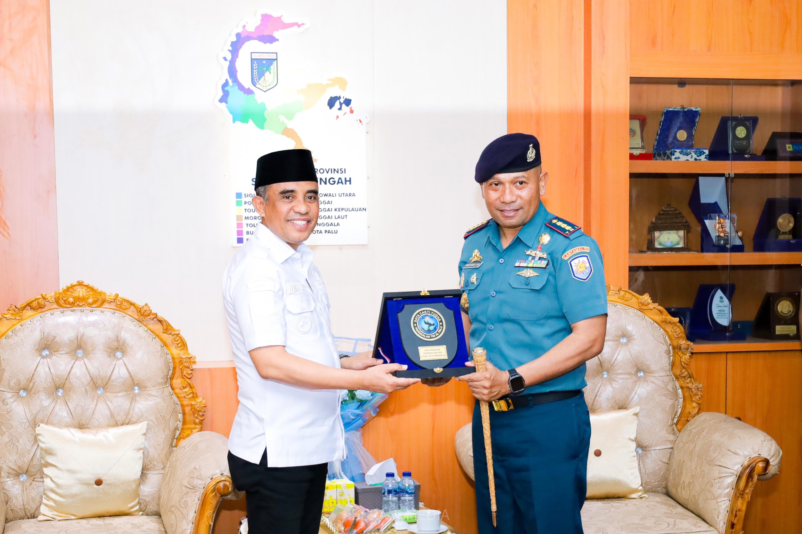 Gubernur Sulawesi Tengah, Anwar Hafid, menerima audiensi Komandan Pangkalan TNI Angkatan Laut (Lanal) Palu, Kolonel Laut (P) Marthinus Sir, berserat rombongan di ruang kerjanya pada Rabu (11/6/2025).