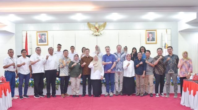 Wagub dalam pertemuan dengan jajaran GIZ di Polibu kantor Gubernur pada Rabu siang (11/6/2025).
