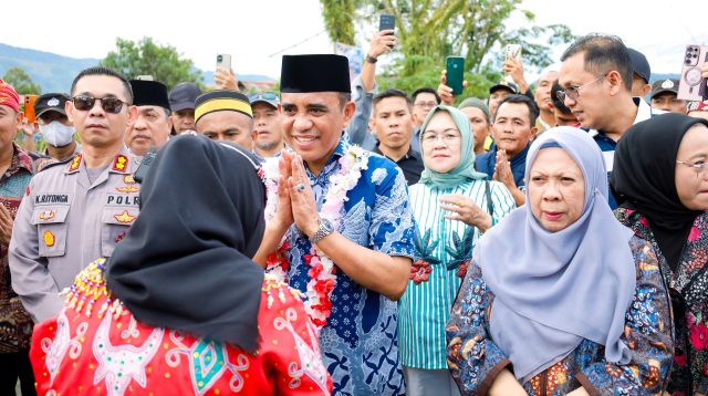 Gubernur Sulawesi Tengah, Dr. H. Anwar Hafid, bersama Wakil Gubernur dr. Reny A. Lamadjido secara resmi meluncurkan Gema Kerukunan Masyarakat Kulawi Raya di Lapangan Garuda, Desa Tompe Bugis, Kecamatan Kulawi Selatan, Minggu (15/6/2025).