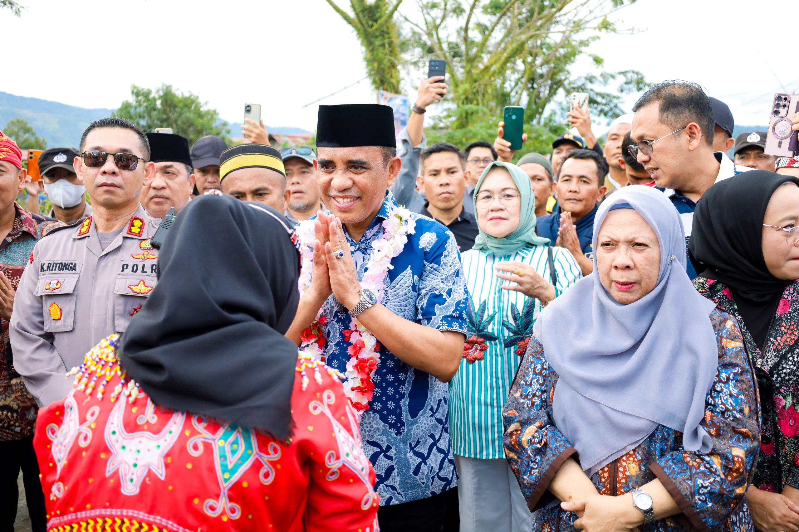 Gubernur Sulawesi Tengah, Dr. H. Anwar Hafid, bersama Wakil Gubernur dr. Reny A. Lamadjido secara resmi meluncurkan Gema Kerukunan Masyarakat Kulawi Raya di Lapangan Garuda, Desa Tompe Bugis, Kecamatan Kulawi Selatan, Minggu (15/6/2025).