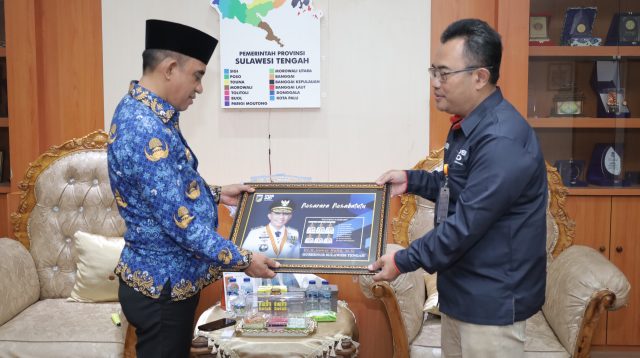 Gubernur Sulawesi Tengah Dr. H. Anwar Hafid, menerima audiensi Executive General Manager Kantor Cabang Utama (KCU) POS Indonesia Palu, Supriyantoro, di ruang kerjanya, Selasa (17/6/2025).