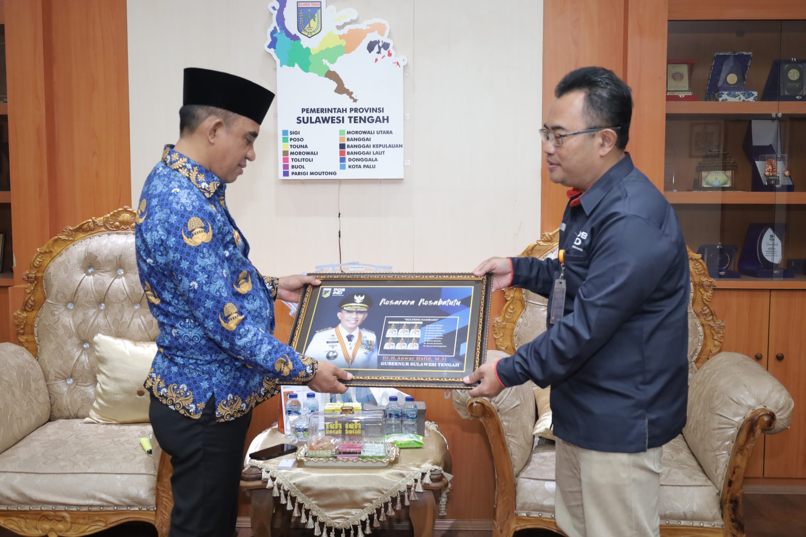 Gubernur Sulawesi Tengah Dr. H. Anwar Hafid, menerima audiensi Executive General Manager Kantor Cabang Utama (KCU) POS Indonesia Palu, Supriyantoro, di ruang kerjanya, Selasa (17/6/2025).