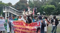 Aksi demonstrasi ratusan warga asal Kabupaten Morowali Utara, Provinsi Sulawesi Tengah, berlanjut di Komisi Pemberantasan Korupsi (KPK) di Jakarta pada Rabu hari ini, 18 Juni 2025.