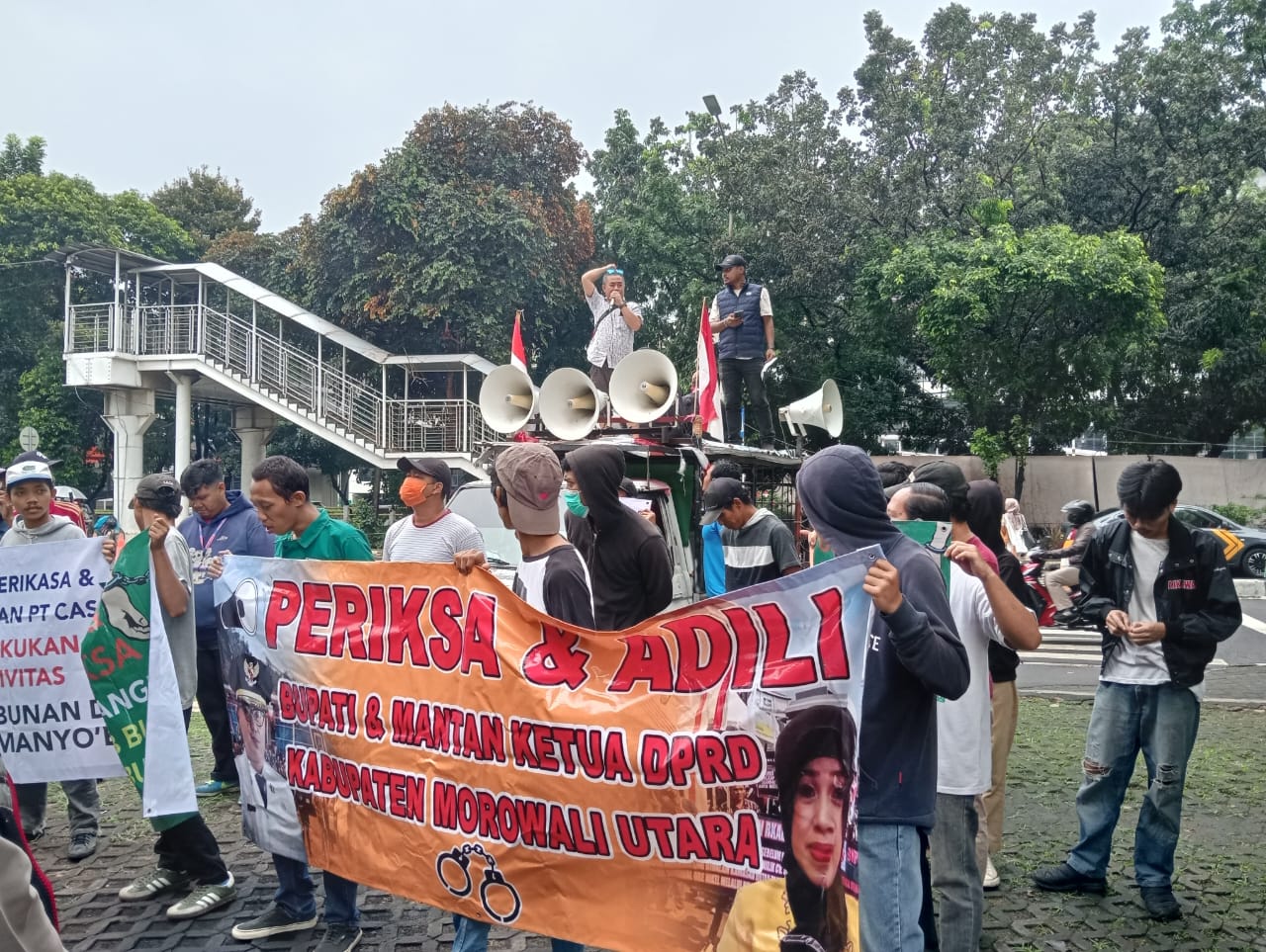 Aksi demonstrasi ratusan warga asal Kabupaten Morowali Utara, Provinsi Sulawesi Tengah, berlanjut di Komisi Pemberantasan Korupsi (KPK) di Jakarta pada Rabu hari ini, 18 Juni 2025.