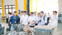 Gubernur Sulawesi Tengah, Dr. H. Anwar Hafid menghadiri agenda serah terima hibah alat praktik dari PT United Tractors Tbk kepada SMKN 8 Palu, Rabu (18/6/2025).