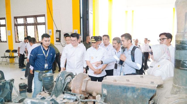 Gubernur Sulawesi Tengah, Dr. H. Anwar Hafid menghadiri agenda serah terima hibah alat praktik dari PT United Tractors Tbk kepada SMKN 8 Palu, Rabu (18/6/2025).