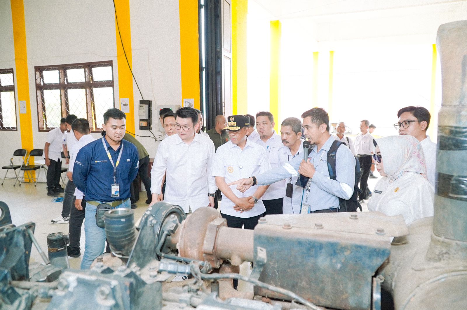 Gubernur Sulawesi Tengah, Dr. H. Anwar Hafid menghadiri agenda serah terima hibah alat praktik dari PT United Tractors Tbk kepada SMKN 8 Palu, Rabu (18/6/2025).