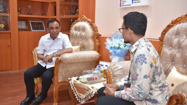 Gubernur Sulawesi Tengah, Dr. H. Anwar Hafid, M.Si, menerima audiensi Branch Manager Garuda Indonesia Palu, Moh. Hafiz Arsan Haq, beserta jajaran di ruang kerjanya pada Kamis (18/6/2025).