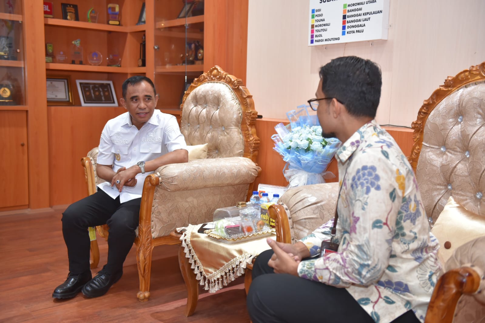 Gubernur Sulawesi Tengah, Dr. H. Anwar Hafid, M.Si, menerima audiensi Branch Manager Garuda Indonesia Palu, Moh. Hafiz Arsan Haq, beserta jajaran di ruang kerjanya pada Kamis (18/6/2025).
