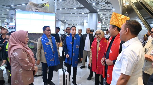Rombongan yang dipimpin Wakil Ketua Komisi V DPR RI, Andi Iwan Darmawan Aras, SE, M.Si, tiba di Bandara Mutiara Sis Aljufri pada pukul 06.13 WITA