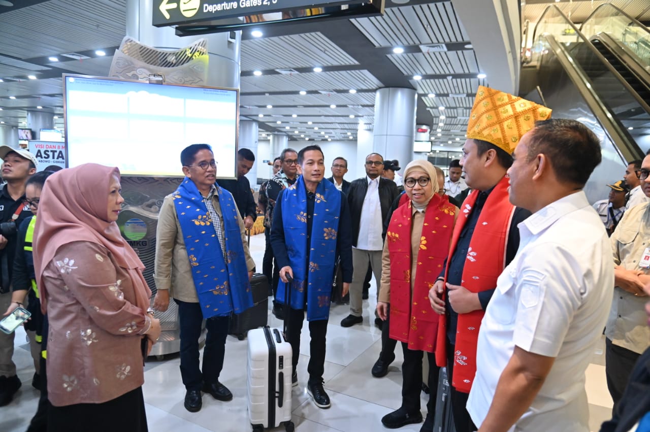 Rombongan yang dipimpin Wakil Ketua Komisi V DPR RI, Andi Iwan Darmawan Aras, SE, M.Si, tiba di Bandara Mutiara Sis Aljufri pada pukul 06.13 WITA