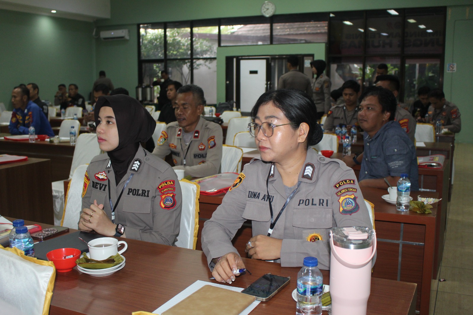 Srikandi Polisi Wanita (Polwan) Polda Sulawesi Tengah tampak antusias mengikuti Bimbingan Teknis (Bimtek) Fungsi Kehumasan
