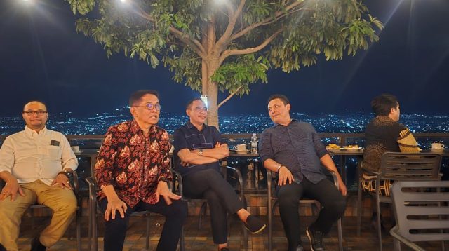 Gubernur Sulteng Anwar Hafid didampingi Wakil Gubernur dr Reny A Lamadjido, menjamu makan malam rombongan komisi V DPR RI, di Villa Bukit Doda Kamis malam (19/6/2025).