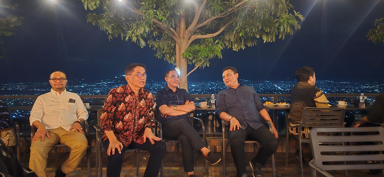 Gubernur Sulteng Anwar Hafid didampingi Wakil Gubernur dr Reny A Lamadjido, menjamu makan malam rombongan komisi V DPR RI, di Villa Bukit Doda Kamis malam (19/6/2025).
