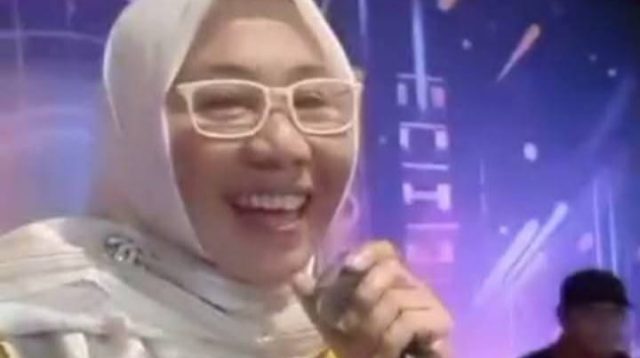 Postingan salah satu akun yang menyebut Lurah Besusu Barat tengah karaoke.