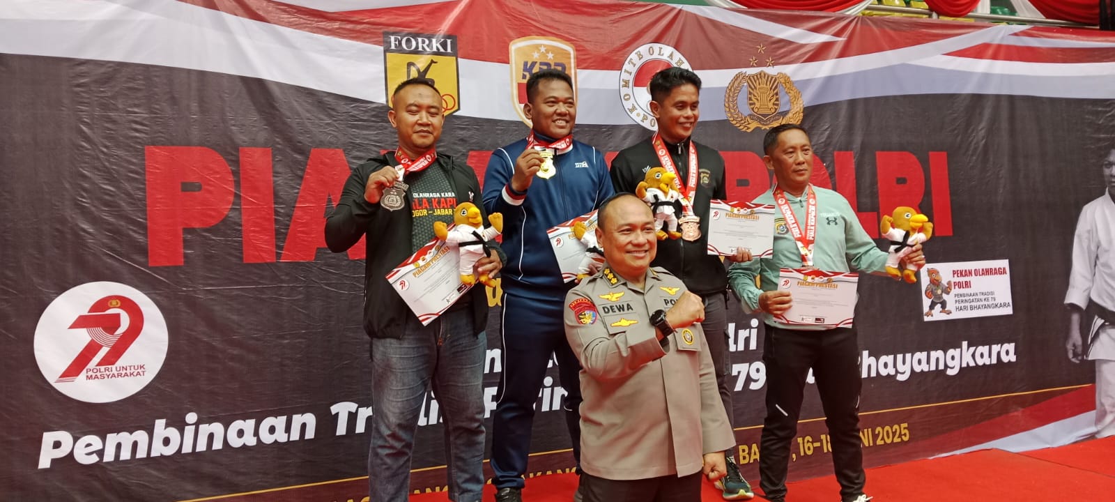Bripka Eko Triono yang meraih medali perak pada nomor Kata perorangan putra usia 35 tahun ke atas.
