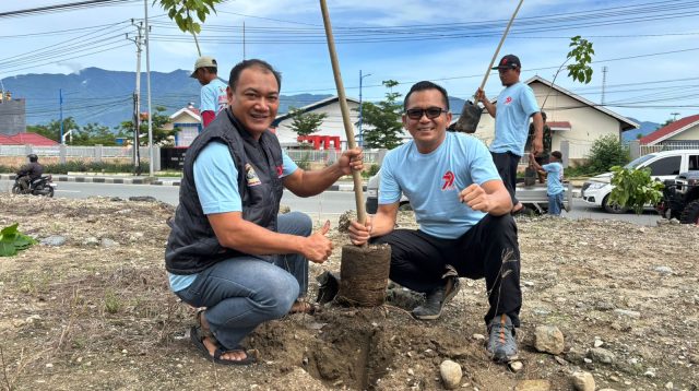 para offroader turut menyalurkan 150 paket sembako serta 500 bibit pohon durian dan rambutan kepada warga Desa Uwemanje dan Desa Porame.