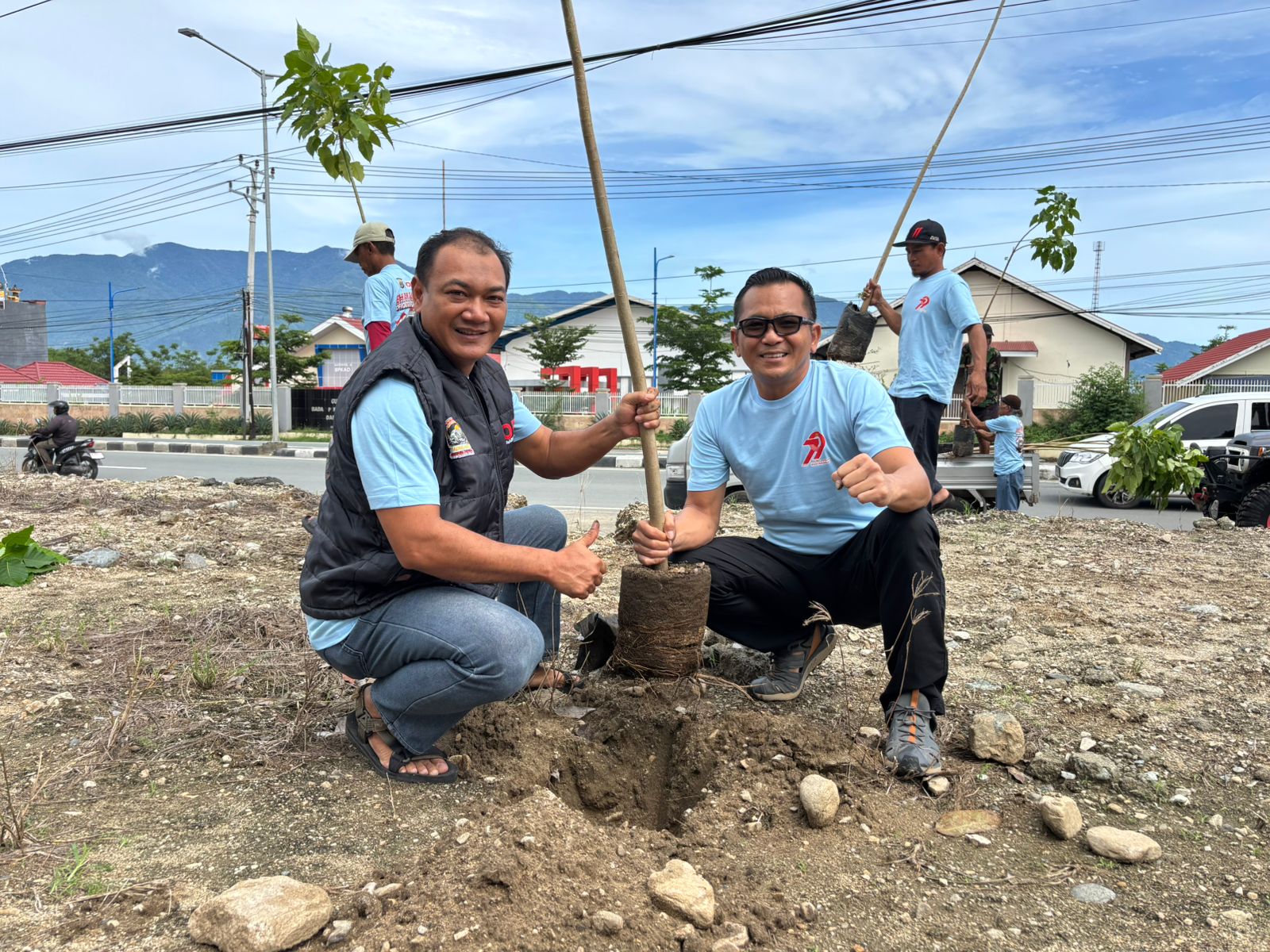 para offroader turut menyalurkan 150 paket sembako serta 500 bibit pohon durian dan rambutan kepada warga Desa Uwemanje dan Desa Porame.