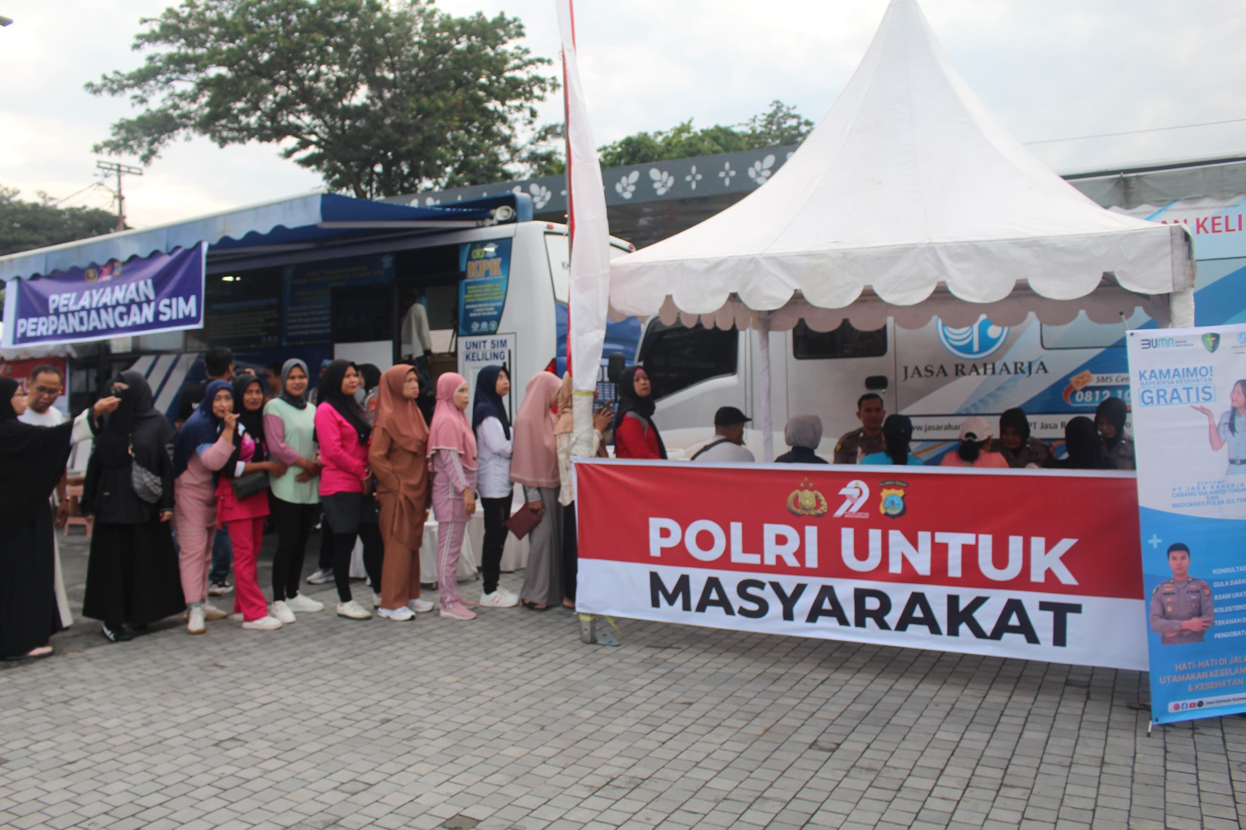 Ratusan warga memadati area car free day di depan Balai Kota Palu pada Minggu (22/6/2025) pagi