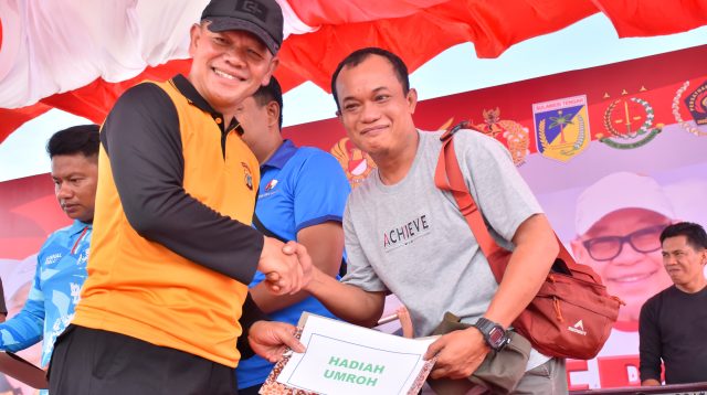 Edy, seorang jurnalis dari media Metro Sulawesi, terima tiket ibadah Umroh yang sangat dinantikan.