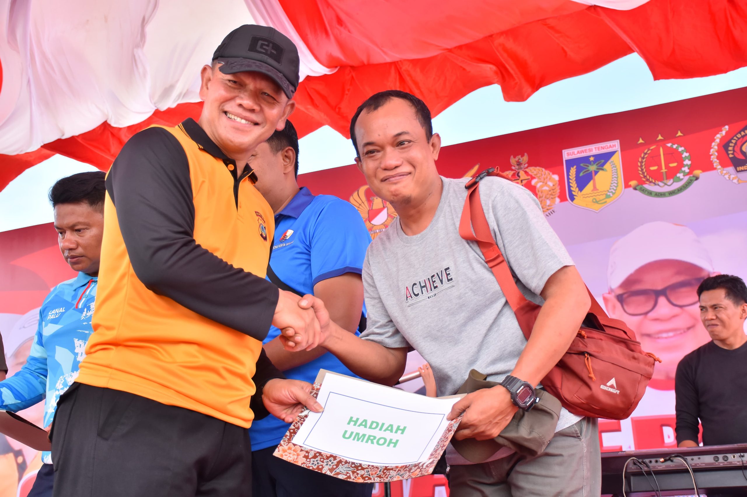 Edy, seorang jurnalis dari media Metro Sulawesi, terima tiket ibadah Umroh yang sangat dinantikan.