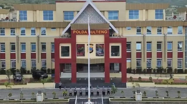 Kantor Polda Sulteng beralamat di sekitar jalan Soekarno Hatta, Kota Palu.