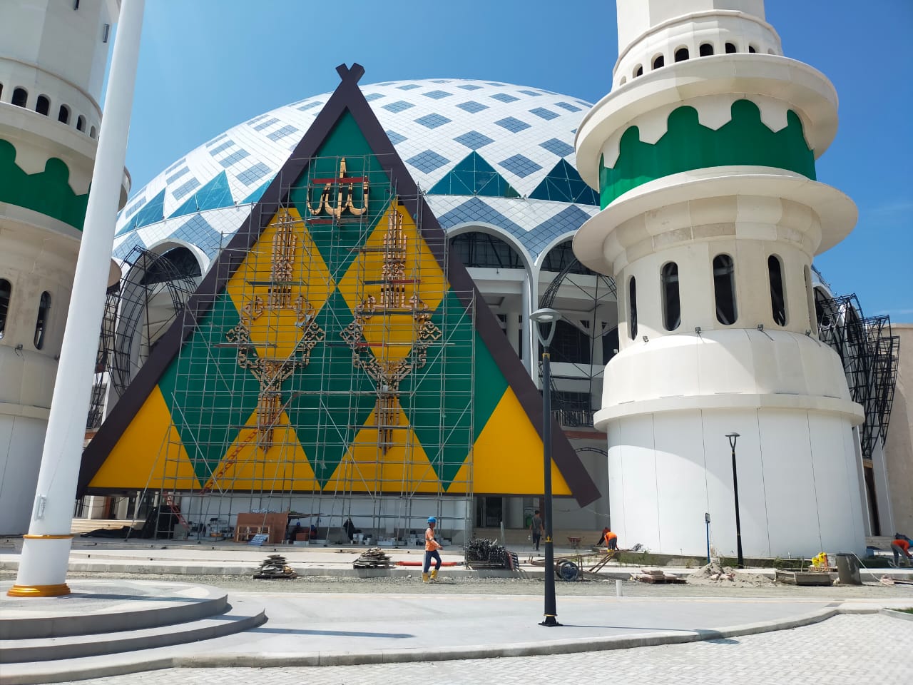 Bangunan Masjid Raya Fastabiqul Khairat Palu, sisa menyelesaikan pekerjaan.