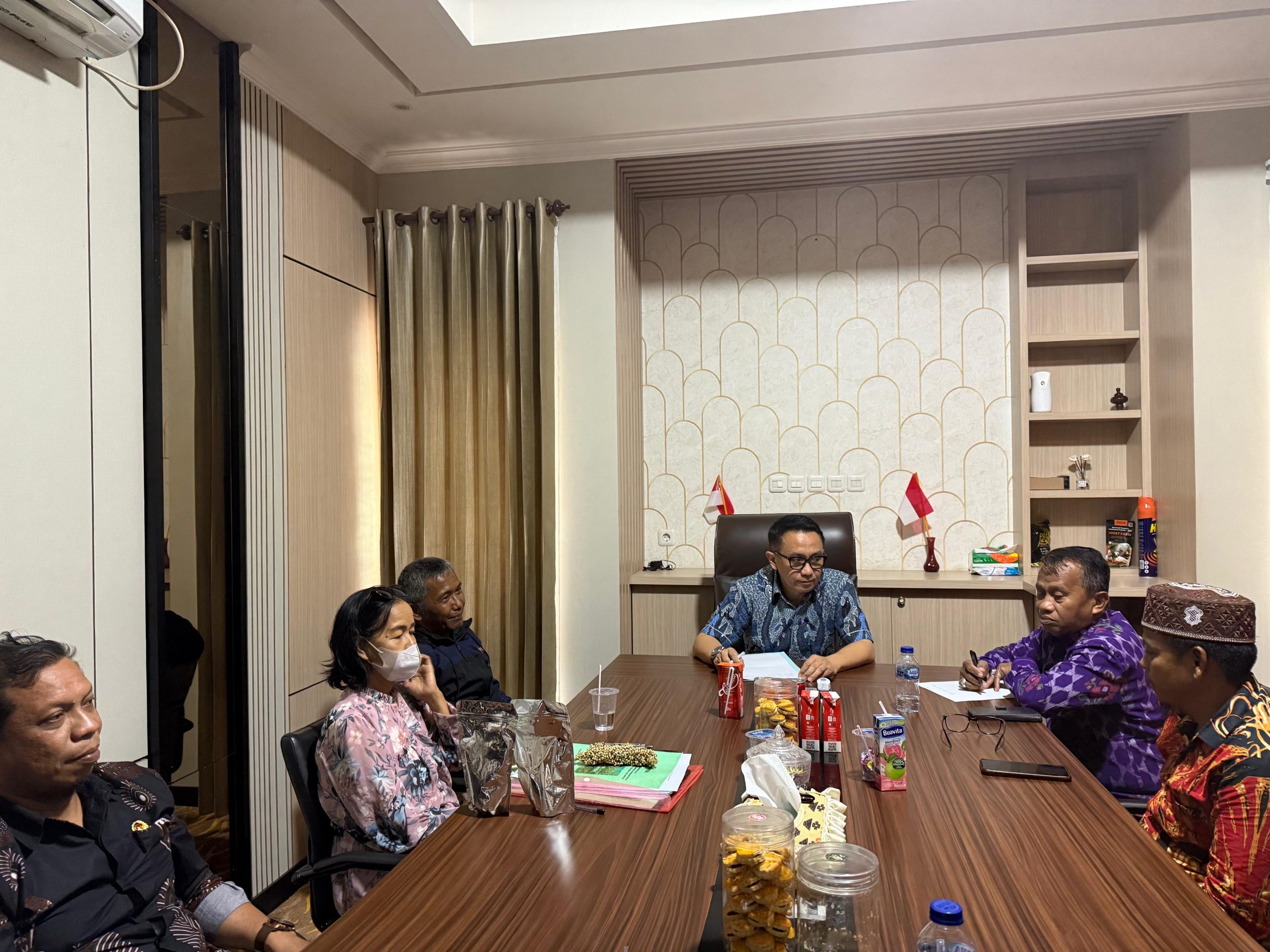 Perwakilan masyarakat petani sorgum dari kelompok tani SEPASI (Sejati Petani Sorgum Indonesia) mendatangi kantor DPRD Provinsi Sulawesi Tengah, Kamis (26/6/2025).