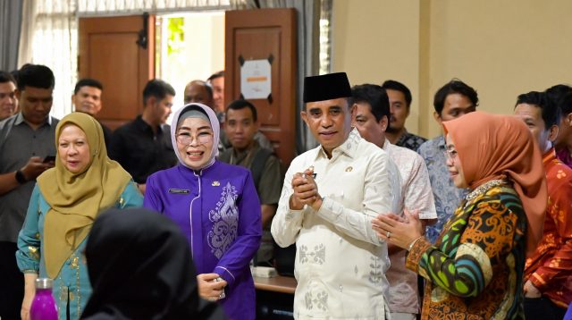 Gubernur lalu menemukan rumitnya alur verifikasi yang mengharuskan pencocokan data dengan instansi lain dan memakan waktu lama