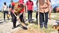 Kapolda Sulawesi Tengah Irjen Pol. Dr. Agus Nugroho, menanam pohon dalam rangkaian Hari Bhayangkara Polri Ke-79