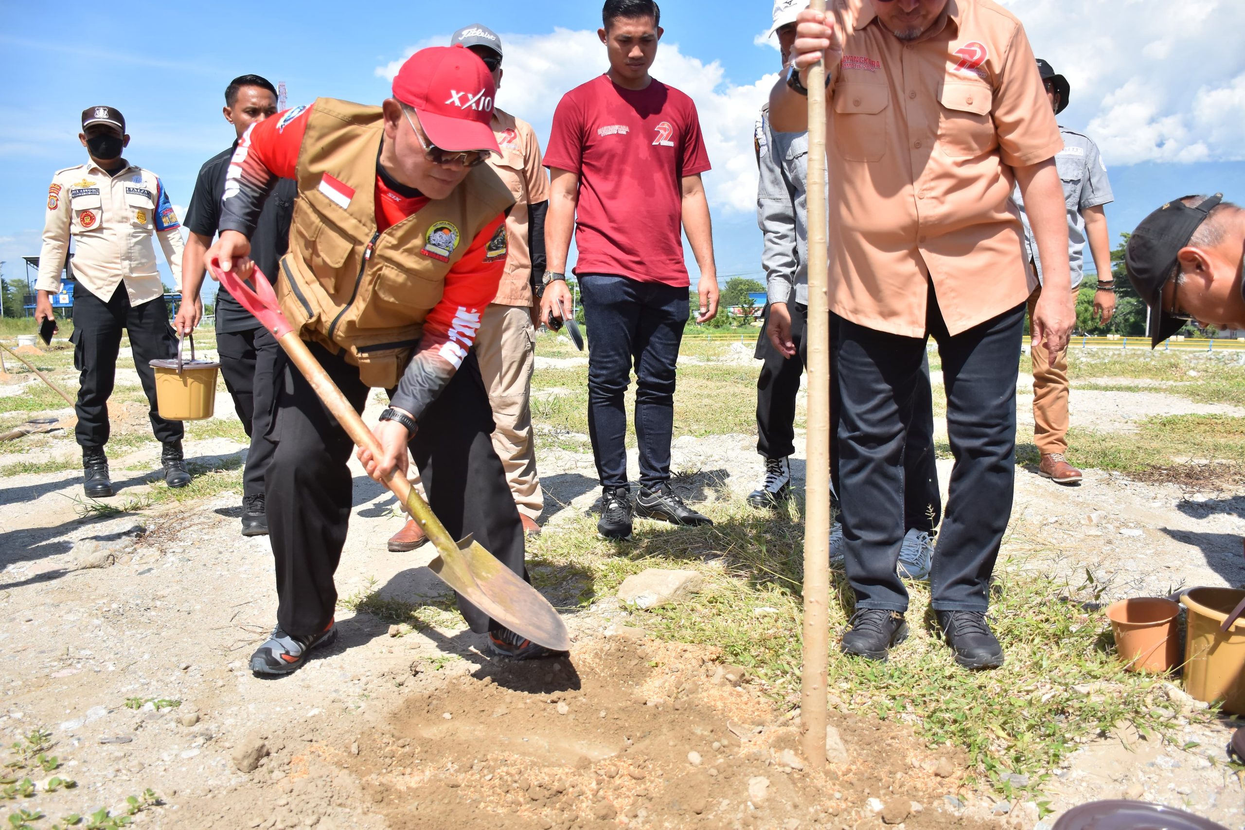 Kapolda Sulawesi Tengah Irjen Pol. Dr. Agus Nugroho, menanam pohon dalam rangkaian Hari Bhayangkara Polri Ke-79