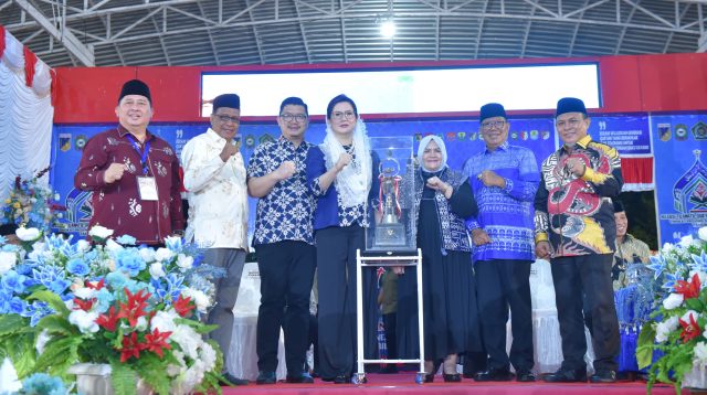 Kabupaten Tojo Una-Una keluar sebagai juara umum