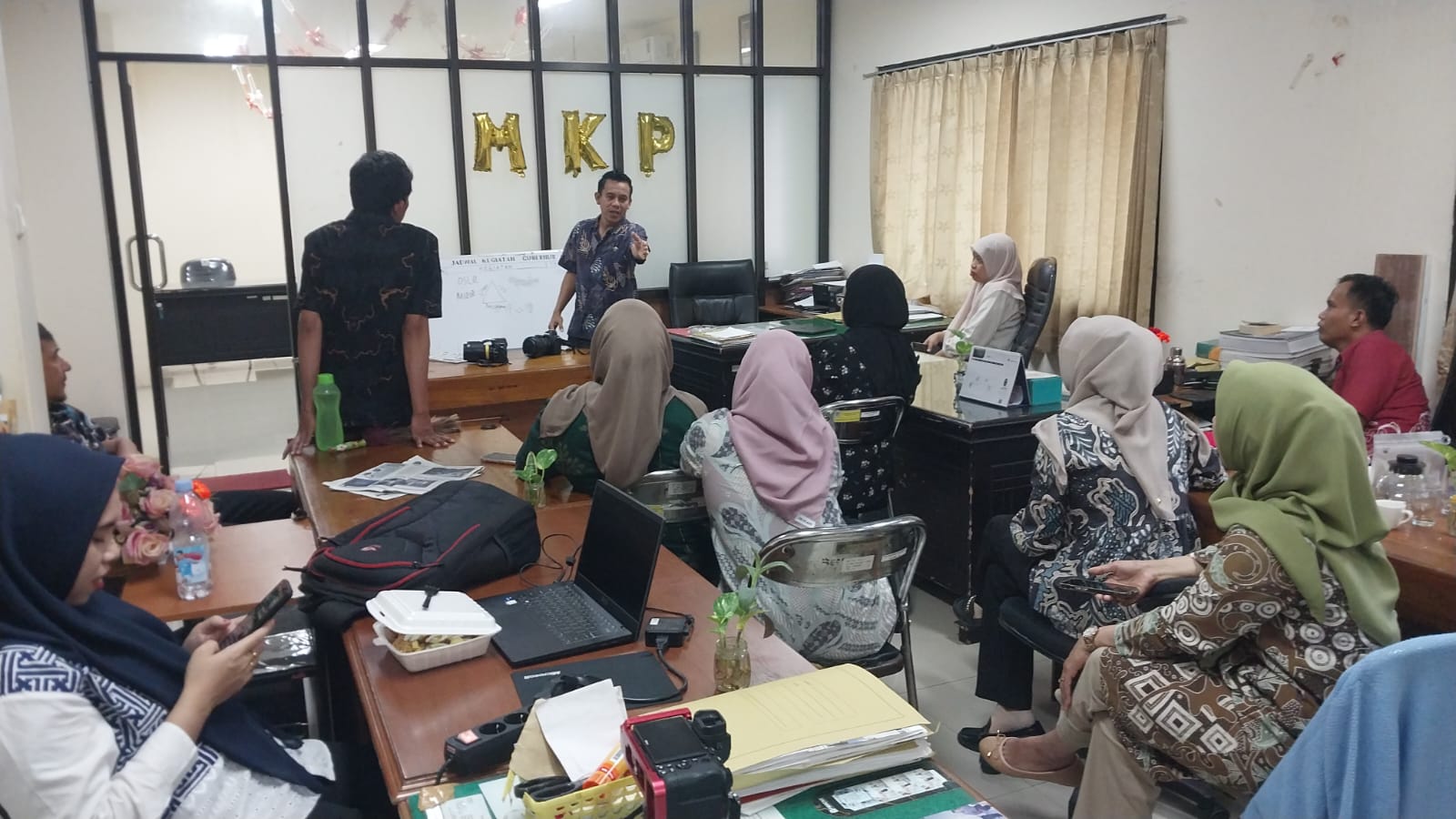 Biro Administrasi Pimpinan (Adpim) Provinsi Sulawesi Tengah menggelar pelatihan dasar fotografi dan penulisan press release bagi 13 orang Pegawai Pemerintah dengan Perjanjian Kerja (PPPK) Tahap 1 Tahun 2025.